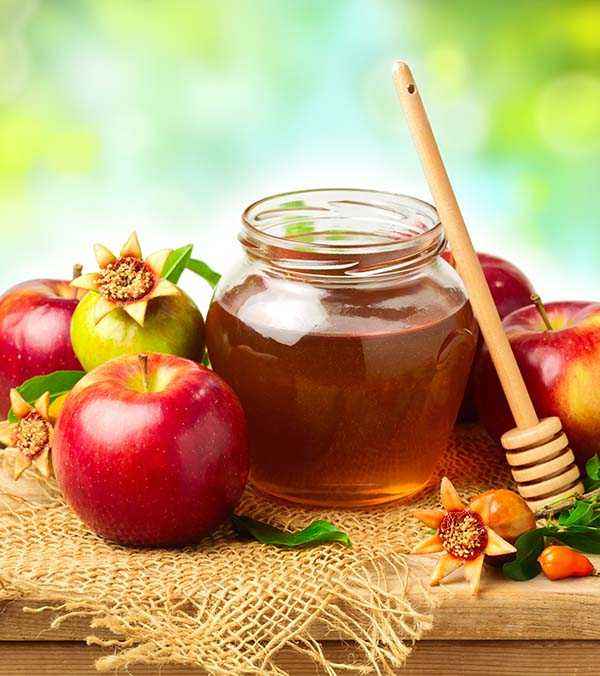 Honey Apple Crisp fragrance scene with a glass jar of golden honey, red apples, green leaves and a wooden dipper